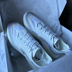 BRAND NEW IN BOX NEVER WORN APL STREAMLINE SHOES - WOMENS